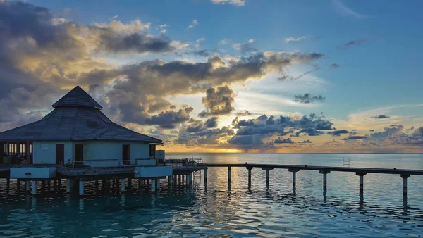 Вечер Мальдивах Дом Стоит Деревянной Платформе Над Океаном Голубом Небе — стоковое фото