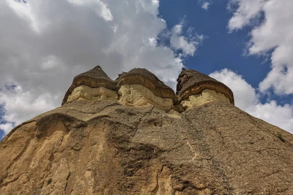 Increíbles Rocas Forma Hongo Capadocia Contra Cielo Azul Con Nubes —  Fotos de Stock