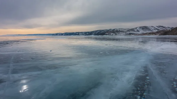 Kış Gölü Üzerinde Gün Batımı Bulutlu Gökyüzü Turuncuyla Vurgulanır Buzdaki — Stok fotoğraf
