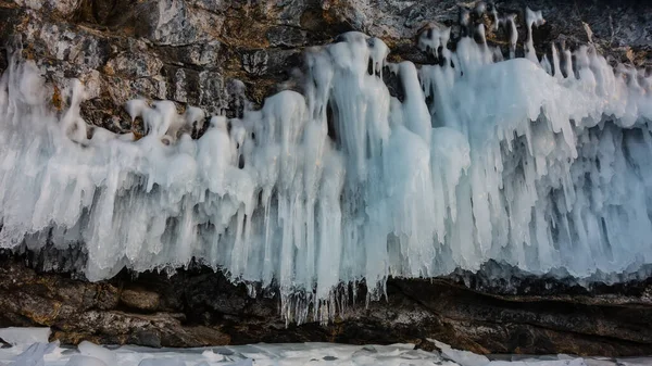 깎아지른 화강암의 비탈에는 고드름 있습니다 클로즈업 얼어붙은 레이스 겨울철 바이칼호 — 스톡 사진