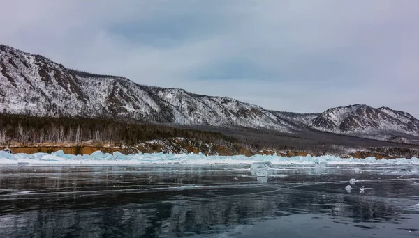 Auf Der Glatten Glänzenden Oberfläche Des Gefrorenen Sees Liegen Eissplitter — Stockfoto