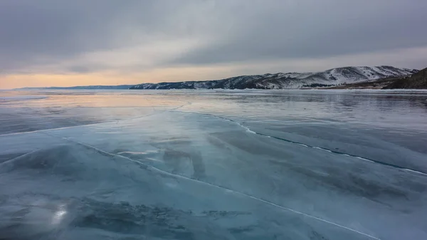 Západ Slunce Nad Nekonečným Zamrzlým Jezerem Praskliny Odrazy Zapadajícího Slunce — Stock fotografie