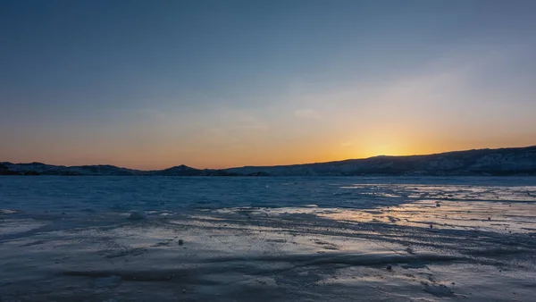 Sonnenuntergang Über Einem Zugefrorenen See Liegt Schnee Auf Dem Eis — Stockfoto