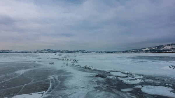 Frozen Lake Snow Heaps Hummocks Cracks Ice Surface Mountain Range — Stock Photo, Image