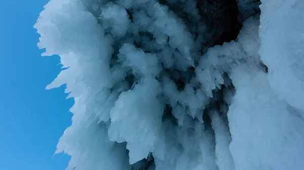 Stalaktytowe Sople Zbliżenie Łuku Kamiennej Groty Tle Błękitnego Nieba Znajdują — Zdjęcie stockowe