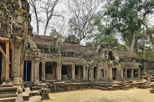 Angkor Antik Şehrindeki Bir Tapınağın Kalıntıları Harap Bir Çatı Sütunlu — Stok fotoğraf