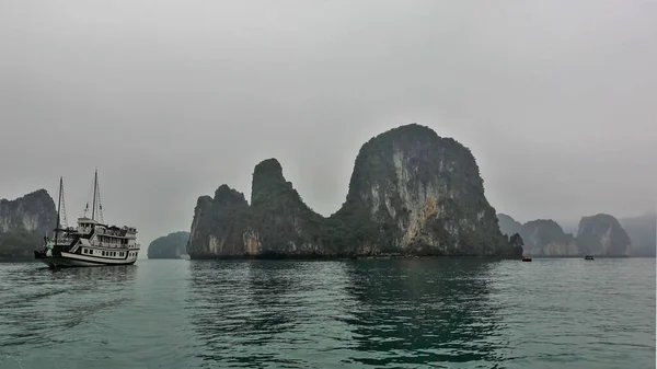 Niebla Esconde Islas Con Contornos Extraños Pendientes Empinadas Barco Turístico —  Fotos de Stock