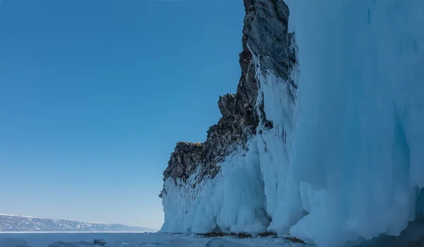 Über Dem Zugefrorenen Baikalsee Erhebt Sich Ein Granitfelsen Ohne Vegetation — Stockfoto