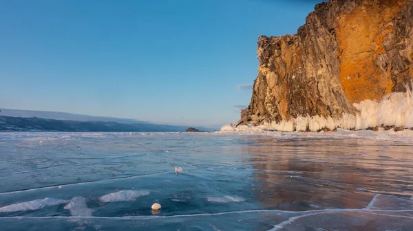 Granite Rock Devoid Vegetation Rises Frozen Lake Steep Slopes Icicles — Stock Photo, Image