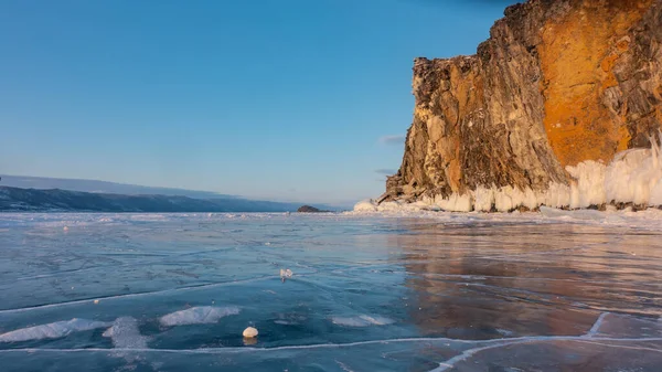 Een Granieten Rots Verstoken Van Vegetatie Rijst Boven Het Bevroren — Stockfoto