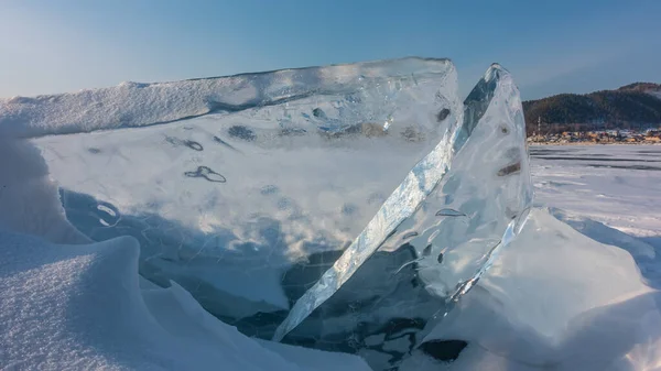 Transparente Eisschollen Auf Dem Zugefrorenen See Vor Dem Blauen Himmel — Stockfoto