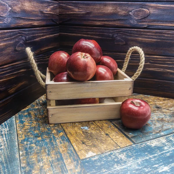 Eine Beige Holzkiste Mit Seilgriffen Ist Mit Reifen Äpfeln Gefüllt — Stockfoto