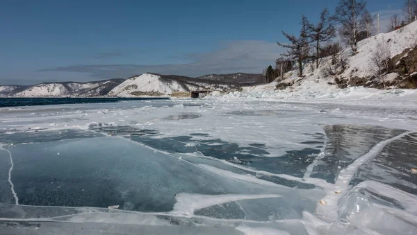 Buzun Üzerinde Derin Çatlaklar Biraz Kar Var Uzakta Mavi Donmayan — Stok fotoğraf