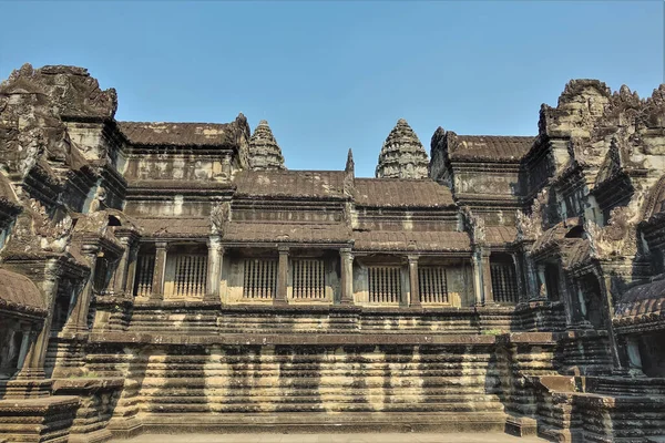 Древний Храм Знаменитом Ангкоре Каменное Здание Галереями Колоннадами Крыше Высокие — стоковое фото