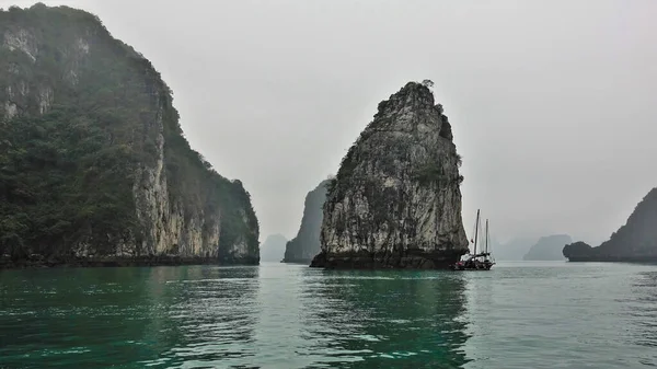 Las Islas Lujo Con Pendientes Escarpadas Esconden Una Neblina Brumosa — Foto de Stock