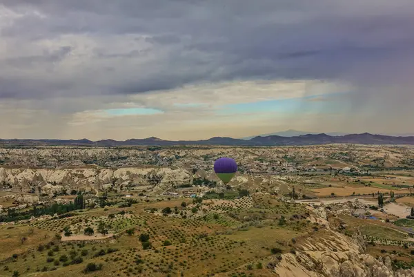 Nad Kapadocją Przelatuje Jasny Balon Gorącym Powietrzem Dnie Doliny Wąwozy — Zdjęcie stockowe