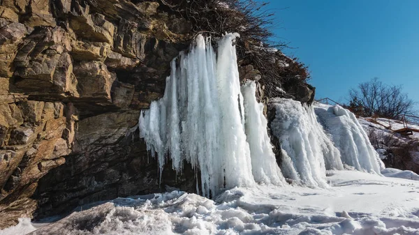 Grandi Ghiaccioli Bizzarri Pendono Dal Pendio Della Roccia Granitica Cracks — Foto Stock