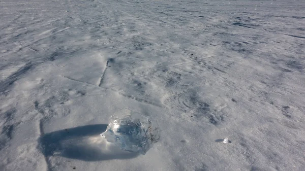 Простий Фрагмент Льоду Знаходиться Замерзлому Вкритому Снігом Озері Сонце Світить — стокове фото