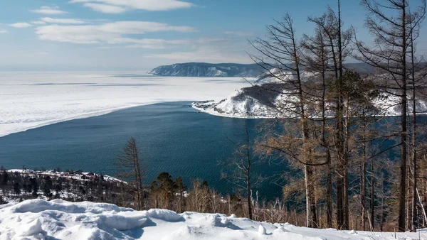 Незамерзающая Река Вытекает Замёрзшего Озера Голубая Вода Белый Лед Горный — стоковое фото