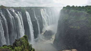Victoria Şelalesi 'nin dereleri dipsiz kuyuya akıyor. Vadinin dibinde kayalık yataklı fırtınalı bir nehir akıyor. Zimbabwe