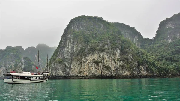 Las Islas Pintorescas Con Pendientes Empinadas Ocultan Una Neblina Brumosa — Foto de Stock