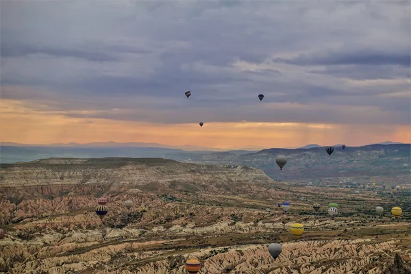 Kolorowe Balony Nad Kapadocją Chmurne Niebo Pomarańczowym Podświetleniem Poniżej Widoczne — Zdjęcie stockowe