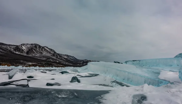 Türkisfarbene Eisschollen Liegen Auf Dem Zugefrorenen See Schnee Auf Der — Stockfoto