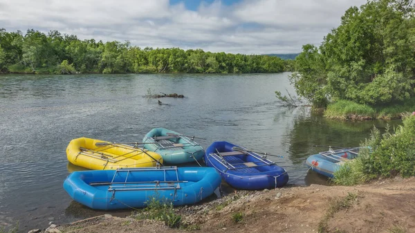 Los Botes Inflables Coloridos Para Rafting Encuentran Cerca Orilla Del —  Fotos de Stock