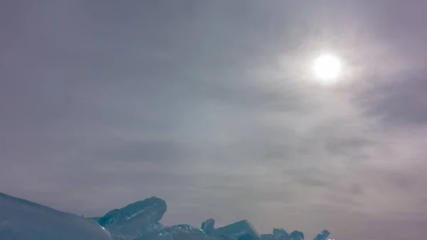 Τυρκουάζ Πάγος Επιπλέει Συννεφιασμένο Ουρανό Κάτω Αριστερή Γωνία Ήλιος Λάμπει — Φωτογραφία Αρχείου