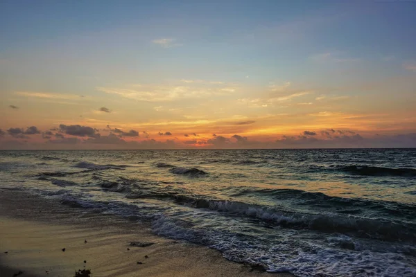 Amanecer Sobre Mar Caribe Cielo Sobre Horizonte Está Resaltado Naranja — Foto de Stock