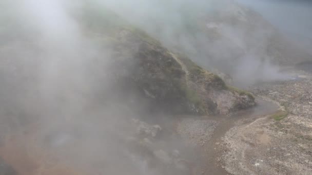 Géiser Está Hirviendo Ladera Montaña Agua Salpica Expulsada Depósitos Azufre — Vídeo de stock