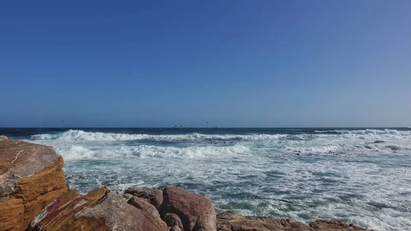 Turkuaz Atlantik Okyanusu Açık Mavi Gökyüzü Sörf Dalgaları Köpürüyor Planda — Stok fotoğraf