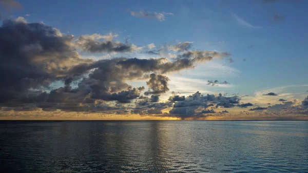 Cielo Océano Atardecer Sol Puesto Las Nubes Púrpuras Están Resaltadas — Foto de Stock