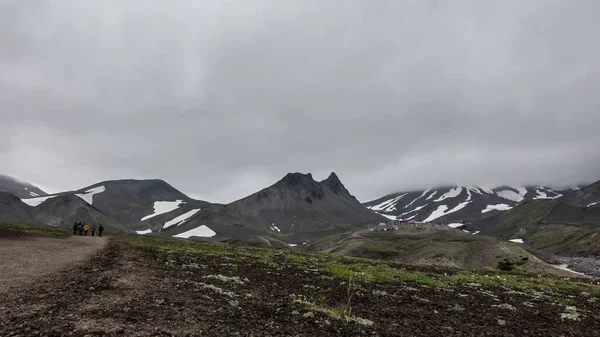 Vadiden Geçen Toprak Bir Yol Leride Bulutlu Bir Gökyüzünün Arka — Stok fotoğraf