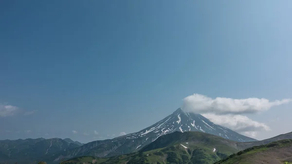 Den Koniska Stratovulkanen Vilyuchinsky Reser Sig Mot Bakgrunden Den Blå — Stockfoto