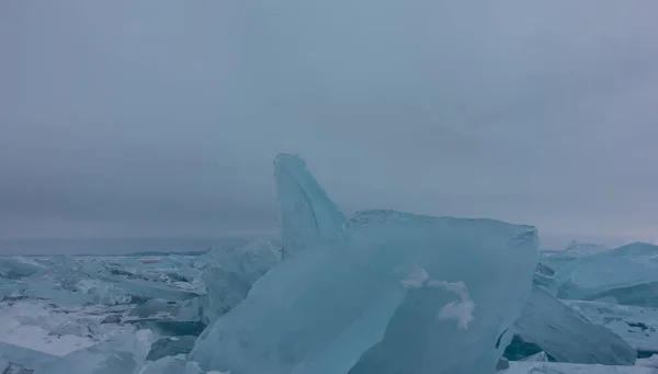 凍った湖の上にトルコ石のハンモックのブロック 霧の多い空を背景に多くの流氷が乱れています 冬のバイカル — ストック写真