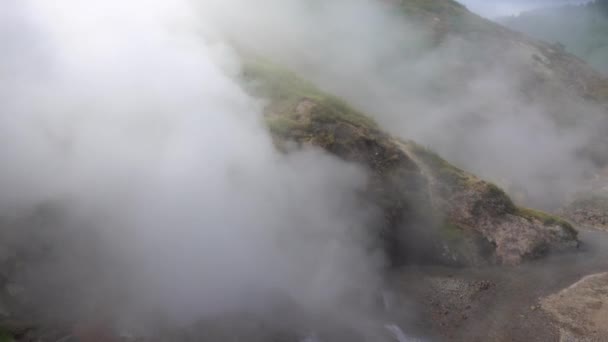 Erupção Gêiser Água Fervente Ejetada Caldeira Riachos Poderosos Spray Está — Vídeo de Stock