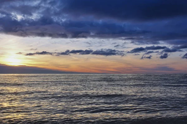 Puesta Sol Sobre Mar Hay Nubes Azules Oscuras Sobre Agua — Foto de Stock