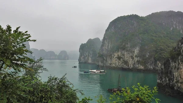 Statki Turystyczne Pływają Spokojnej Szmaragdowej Wodzie Zatoki Halong Niesamowite Wyspy — Zdjęcie stockowe