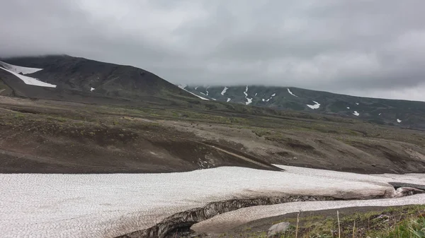 Una Densa Nube Blanca Esconde Los Picos Las Montañas Una —  Fotos de Stock