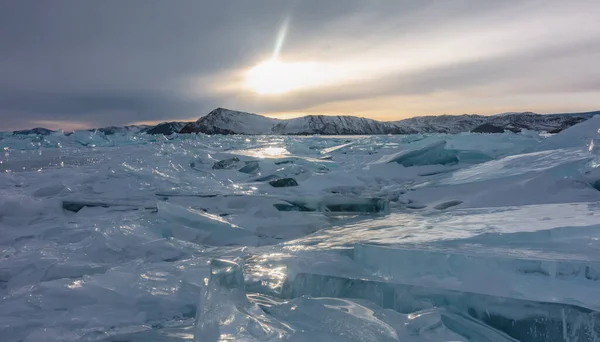 Сонце Сідає Освітлює Крижані Гормаки Лежать Безладі Замерзлому Озері Цікаві — стокове фото