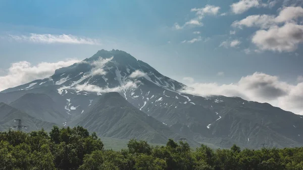Живописный Конический Вулкан Фоне Голубого Неба Склонах Снег Вокруг Пушистые — стоковое фото