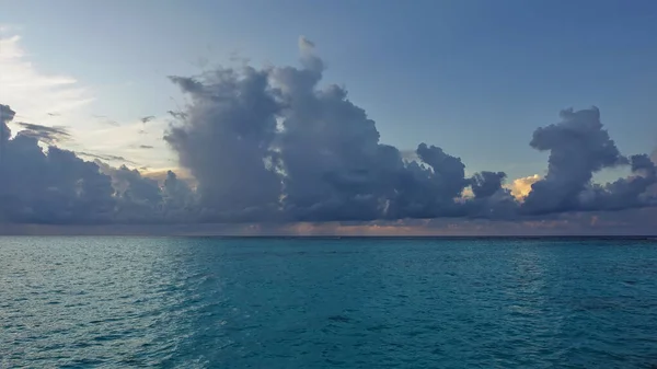 Cielo Océano Por Encima Tranquila Superficie Turquesa Del Agua Hay —  Fotos de Stock