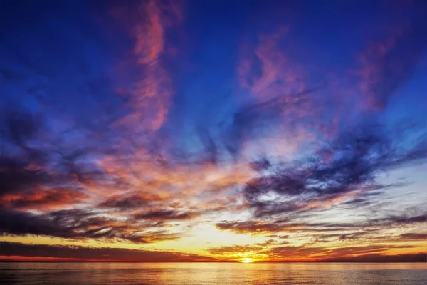 Fantástico Atardecer Sobre Mar Hay Nubes Púrpura Escarlata Cielo Azul — Foto de Stock