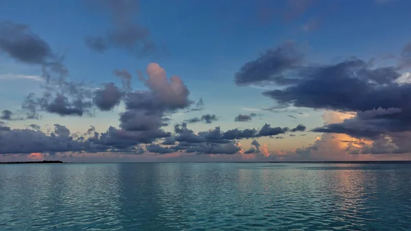 Temprano Mañana Las Maldivas Hay Nubes Azules Rosadas Cielo Azul — Foto de Stock