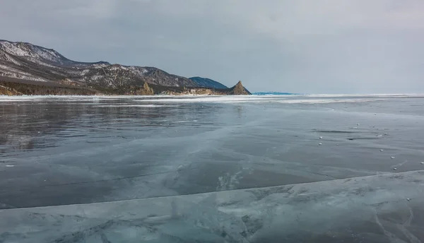 Derin Çatlaklar Donmuş Gölün Pürüzsüz Parlak Buzunda Görülebilir Bulutlu Bir — Stok fotoğraf