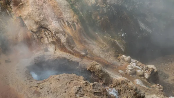 Geyser Sta Preparando Eruzione Acqua Bolle Buco Sul Fianco Della — Foto Stock