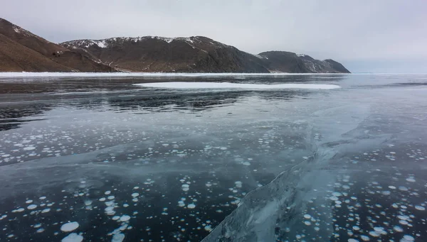 Superfície Lisa Brilhante Lago Congelado Rachaduras Vão Fundo Gelo Bolhas — Fotografia de Stock