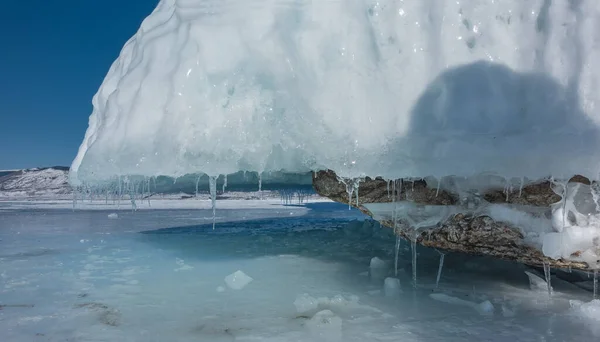 Alla Base Della Montagna Sopra Superficie Del Lago Ghiacciato Uno — Foto Stock