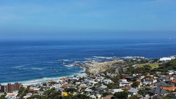 Cape Town Daki Atlantik Okyanusu Kıyısında Düzensiz Bir Hat Kumsal — Stok fotoğraf